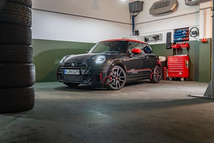 El modelo cuenta con toda una decoración inspirada en el John Cooper Works GP