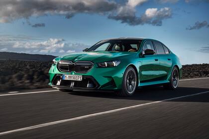 El modelo cuenta con una potencia total combinada de 727 CV y 1000 Nm de torque
