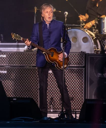 El modelo de bajo de cuerpo "tipo violín" de Höfner es casi sinónimo con Paul McCartney: lo sigue usando hasta el día de hoy, aquí durante el festival de Glastonbury de 2022