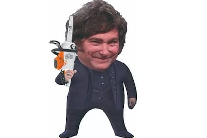 El modelo de los almohadones de Javier Milei con la motosierra, el elemento que el libertario aseguró que utilizaría, si llegara a ser presidente, para terminar con el gasto público en la Argentina