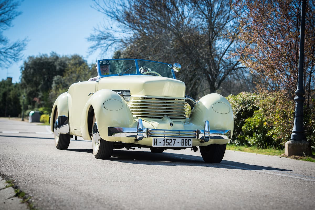 El modelo de lujo Cord 810 fue el pionero en implementar un sistema de faros retráctiles en la industria