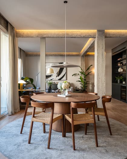 El modelo de mesa con centro giratorio se remonta a la Gran Bretaña del siglo XVIII y se terminó de popularizar en Estados Unidos dos siglos después, bajo el nombre de “Lazy Susan”.