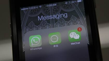 El modelo de negocio adoptado por WhatsApp sigue los pasos de firmas asiáticas de mensajería instantánea como WeChat y Line