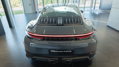 El modelo equipa un motor bóxer de 3.6 litros y genera una potencia de 485 HP