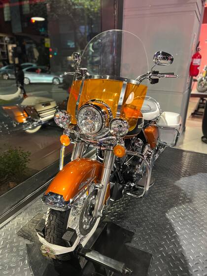 El modelo Harley Davidson Highway King en su edición especial, con solo 1000 unidades fabricadas, una de las piezas especiales del nuevo concesionario