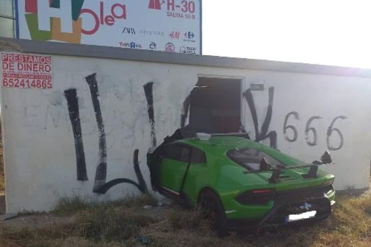 El modelo Huracán, valuado en US$310.000 quedó completamente destrozado al estrellarse contra una casilla de la compañía de suministro eléctrico