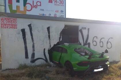 El modelo Huracán, valuado en US$310.000 quedó completamente destrozado al estrellarse contra una casilla de la compañía de suministro eléctrico