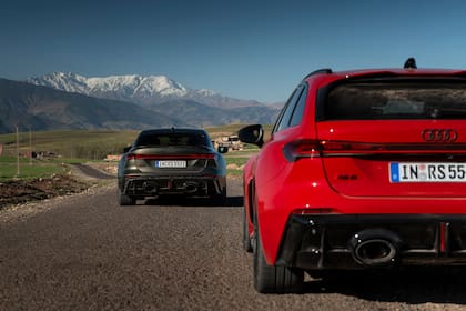 El modelo llega en dos configuraciones de carrocería, Sedán y Avant