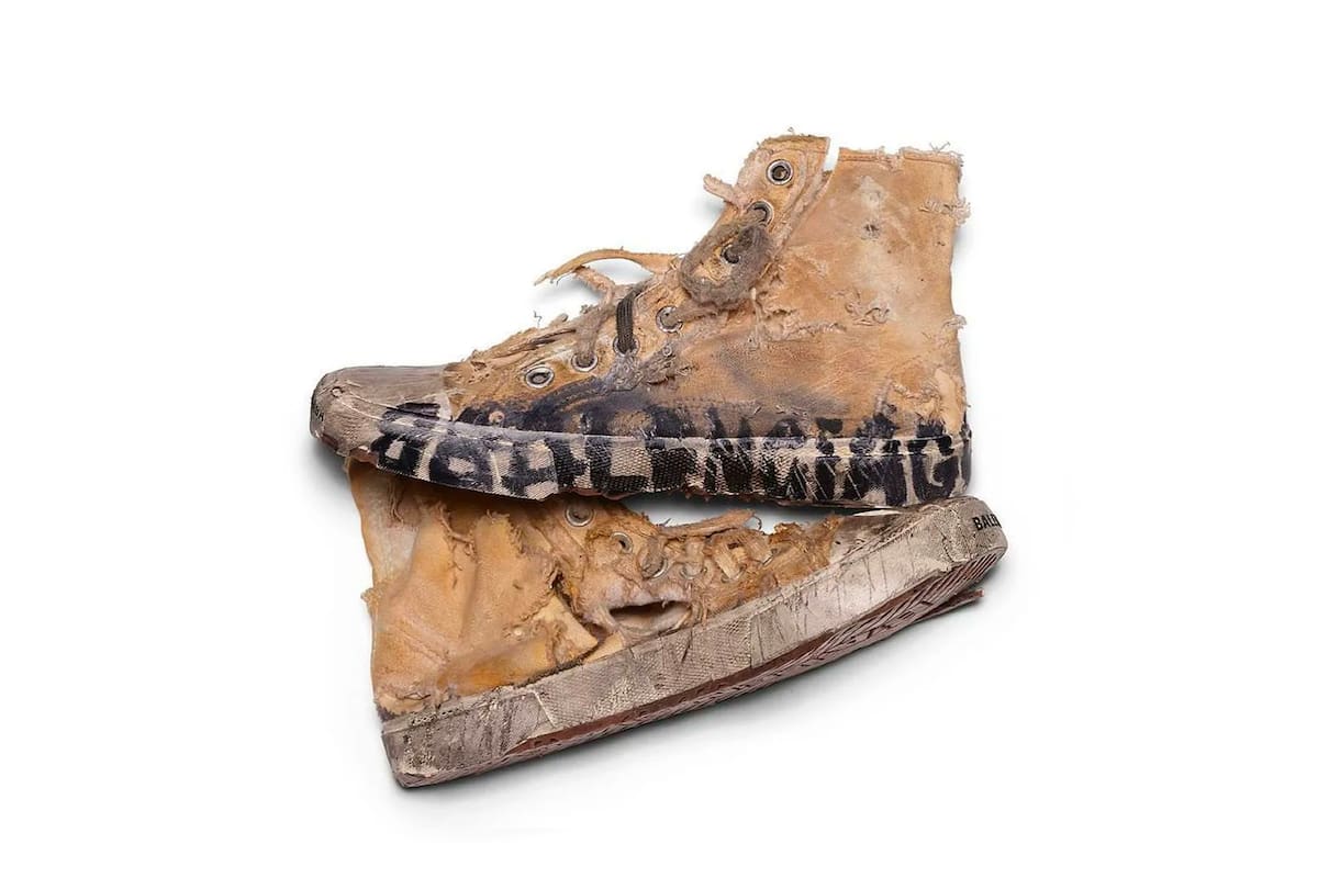 El modelo “Paris High Top Trainers Full Destroyed” de Balenciaga; los 100 pares se agotaron rápidamente