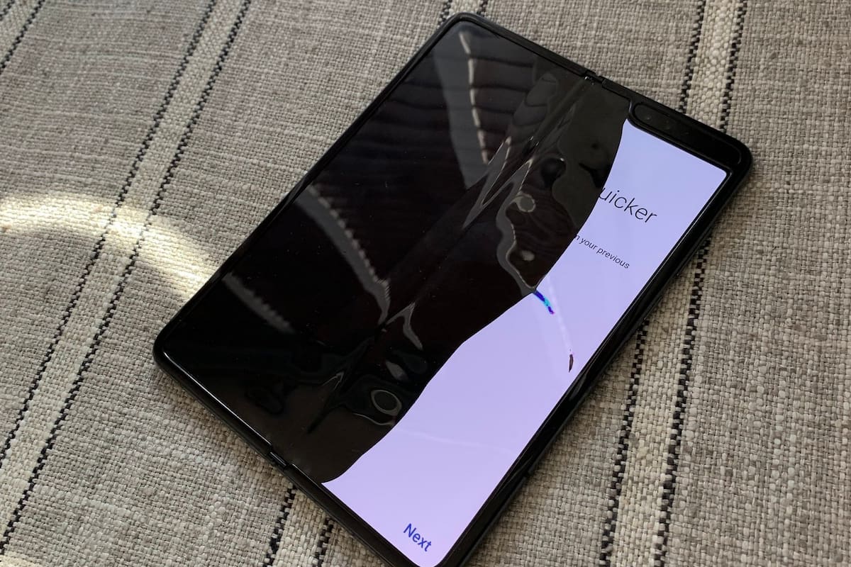 El modelo plegable de la compañía surcoreana presentó múltiples fallas en los equipos evaluados por la prensa especializada