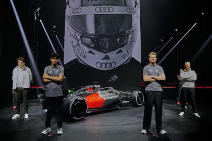 El modelo R26 con el que se estrena Audi en la Fórmula 1, flanqueado por el director de operaciones y director técnico, Mattia Biinotto, los pilotos Gabriel Bortoleto y Nico Hulkenberg y el director de equipo, Jonathan Weathley