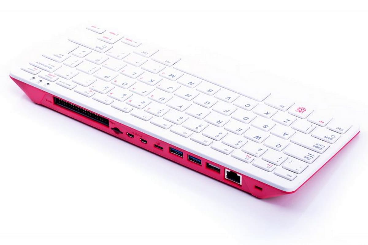 El modelo retro Raspberry Pi 400 se inspira en el diseño de los equipos de la década del 80 e integra una microcomputadora Raspberry Pi 4 en un teclado equipado con diversos conectores y puertos