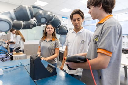 El modelo se consolida como caso de éxito en educación técnica. La escuela cuenta con uno de los laboratorios de robótica más modernos del país.