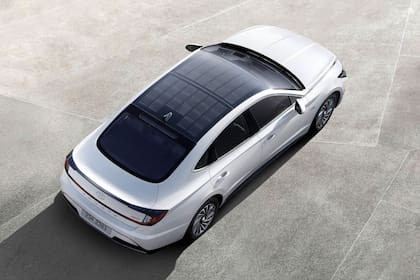 El modelo Sonata híbrido utilizará los paneles del techo para recargar las baterías del vehículo eléctrico de la compañía automotriz surcoreana