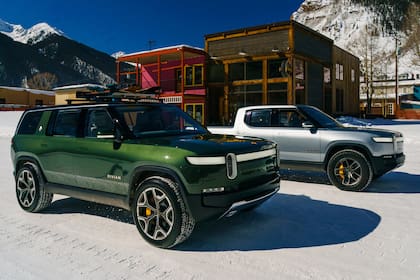 El modelo SUV de Rivian, la R1S, junto a la pick-up eléctrica R1T