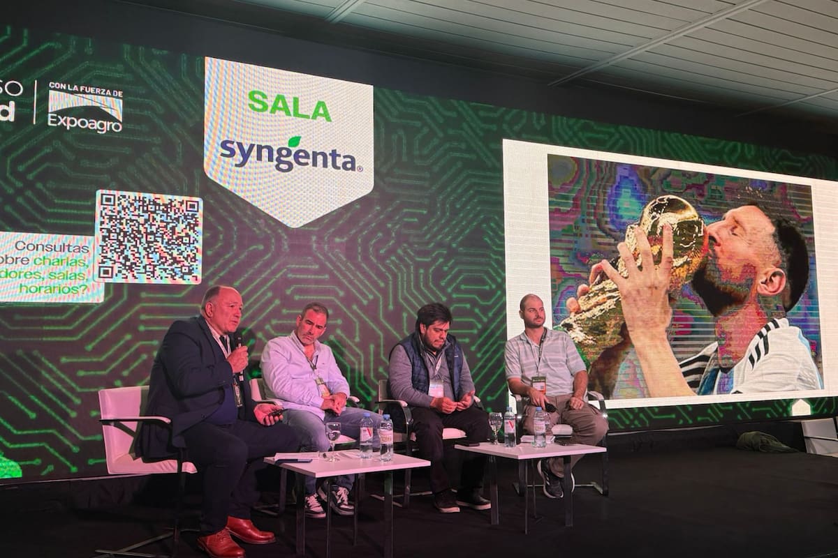 El moderador Guillermo Marrón, Martín Dumrauff, Hugo González y Navier Picco, compartieron un panel sobre “Cuando la siembra directa se interrumpe: decisiones de impacto”