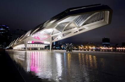 El modernísimo Museo del Mañana iluminado por la noche