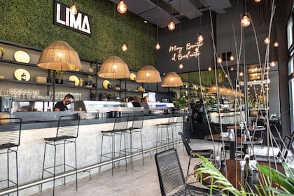 El moderno diseño del local abunda en colores neutros, espejos, lámparas de yute y muchas plantas.
