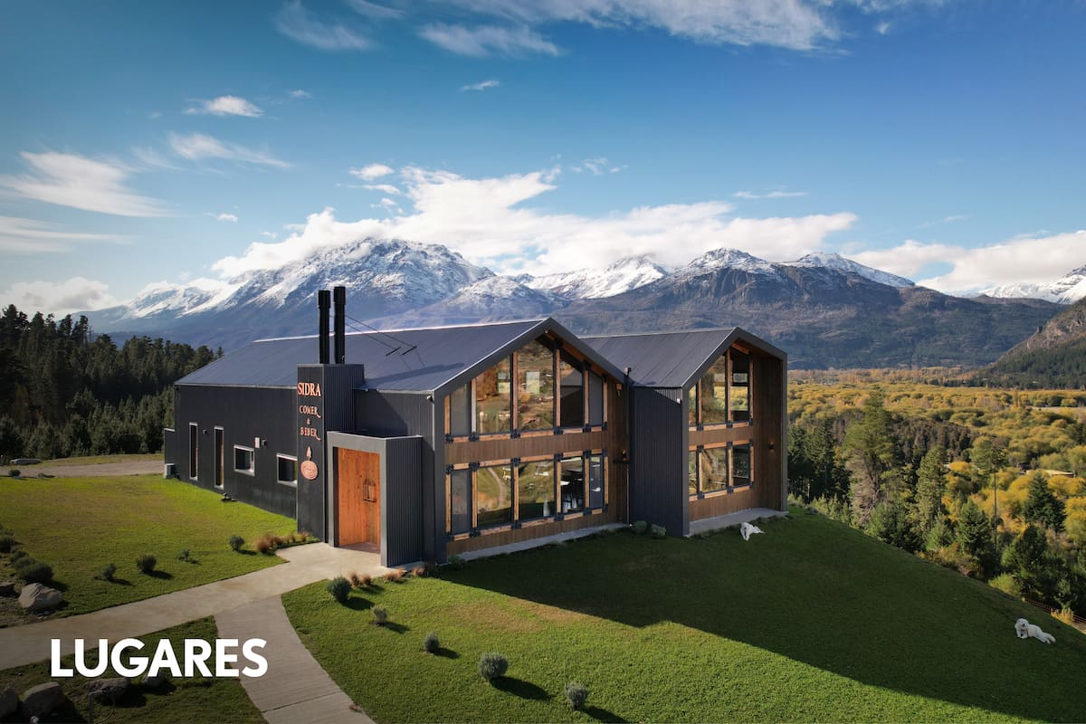 El moderno restaurante se levanta en El Hoyo, Chubut, en medio de un valle