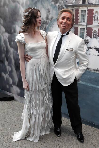 El modisto romano confeccionó el vestido de novia de la actriz Anne Hathaway en el año 2012 tras conocerla en el set