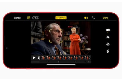 El modo cine del iPhone 13 permite usar ambas cámaras traseras para jugar con el desenfoque del fondo y pasar de uno a otro en forma automática