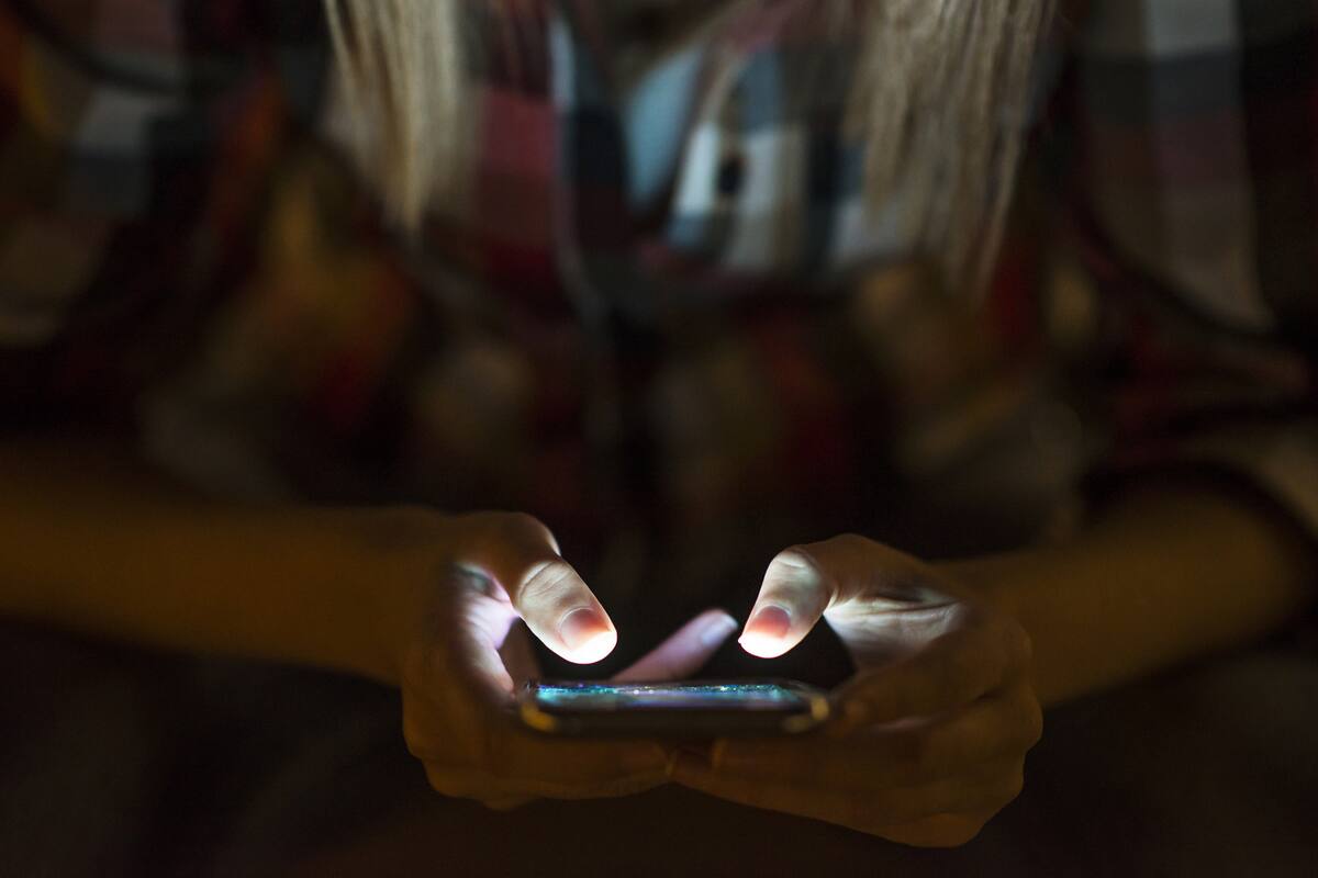 El modo oscuro es un ajuste útil para mejorar la visualización de los contenidos en ambientes con poca iluminación, además de contribuir a una mejor duración de la batería del smartphone