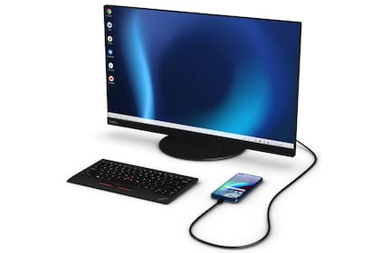 El modo Ready for del Moto G100 se puede activar con un cable USB-C o una base especial, que trae más puertos de conexión