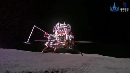 El módulo de aterrizaje y ascenso de la misión china Chang'e 6 recoge muestras del suelo en la cara oculta de la Luna