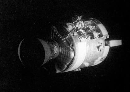 El módulo de servicio (SM) del Apolo 13 gravemente dañado, fotografiado desde el módulo lunar/módulo de mando. Un panel completo del SM fue volado por la explosión