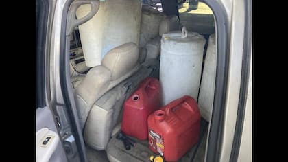 El modus operandi del acusado se basaba en la manipulación de los surtidores de combustible mediante una tarjeta de crédito (Imagen de San Diego County Sheriff's Office)