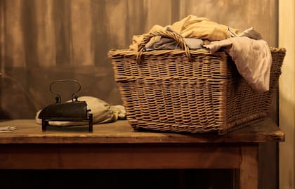 El moho se genera en la ropa muchas veces por guardar prendas humedas en el cesto
