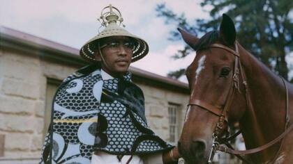 El mokorotlo, sombrero tradicional basuto, lo lleva aquí el antiguo rey Moshoeshoe II de Lesoto