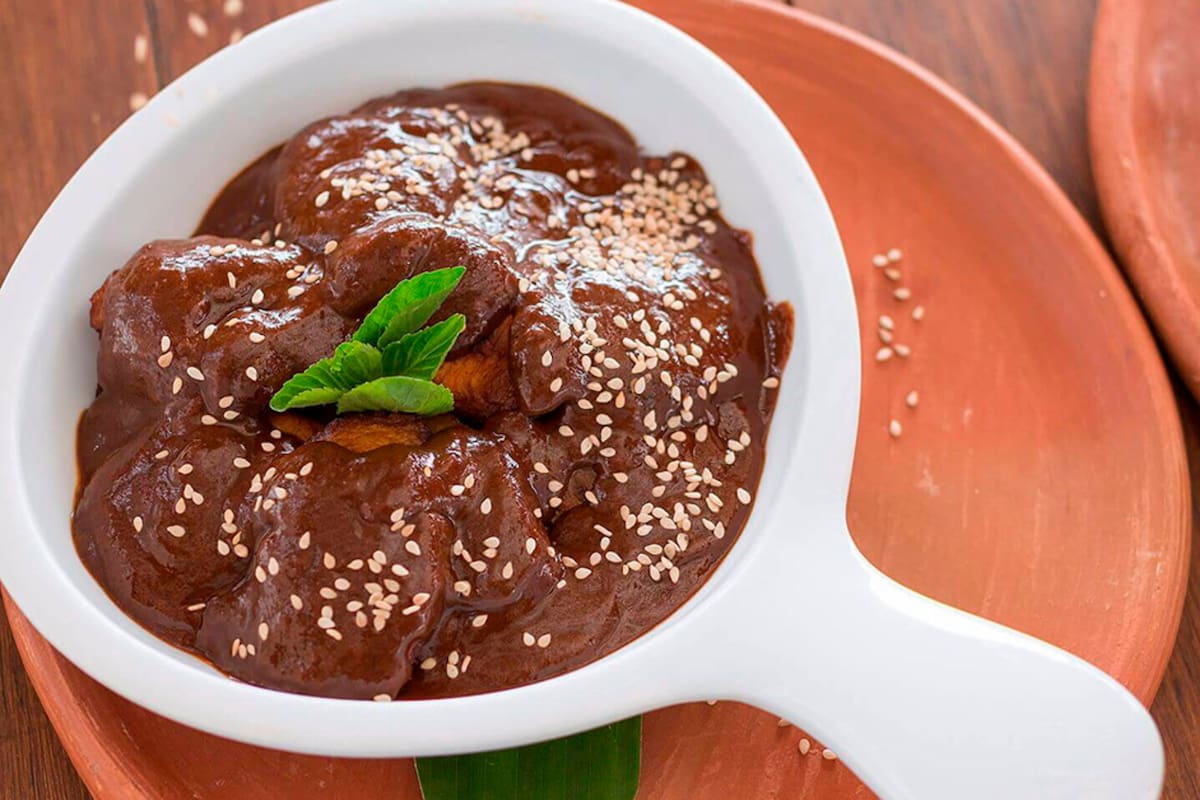 El mole guatemalteco se prepara con plátano maduro frito y una salsa espesa a base de chocolate
