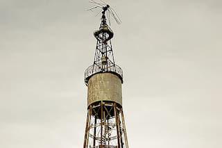 Los molinos y una pequeña torre Eiffel en la provincia de Córdoba