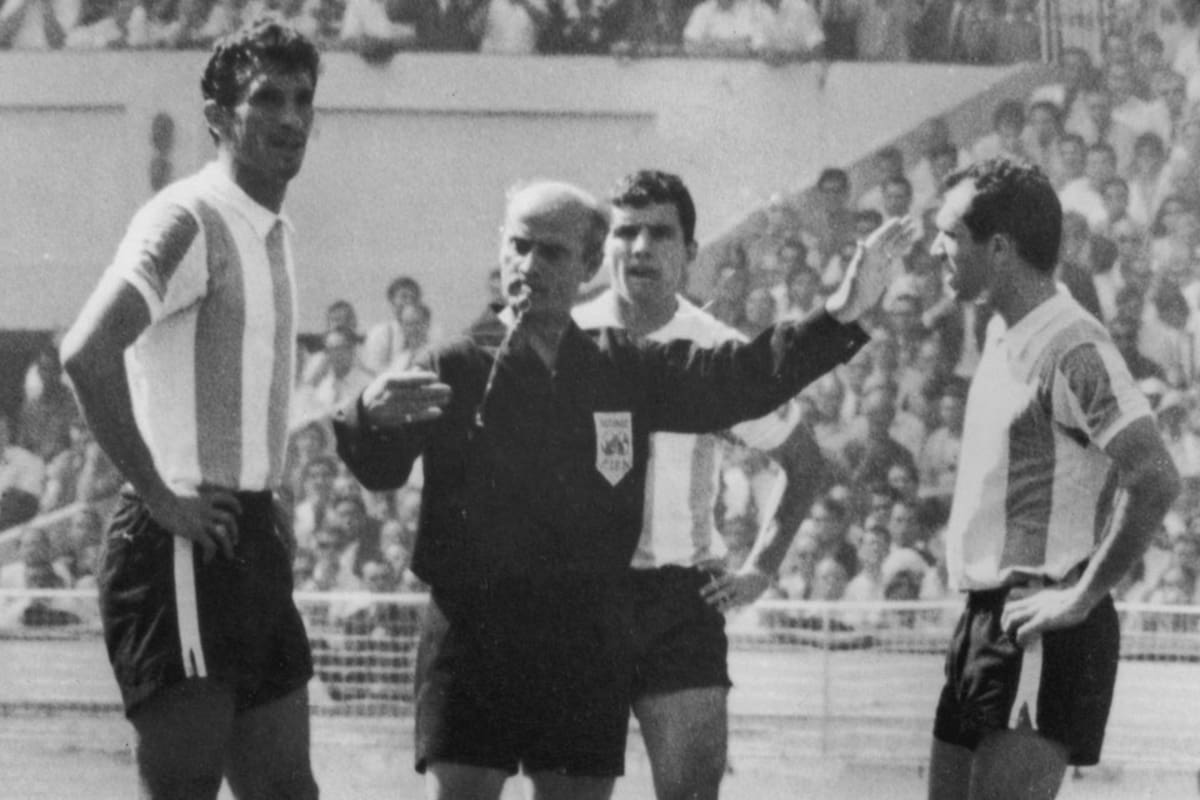 El momento clave: el juez Kreitlein lo echa a Rattín del campo de juego