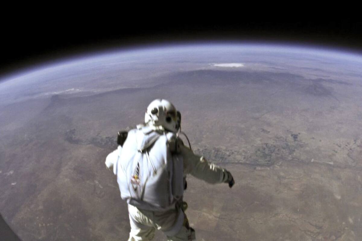 El momento clave en el que Baumgartner sale al exterior de la cápsula, a 39.000 metros de altura