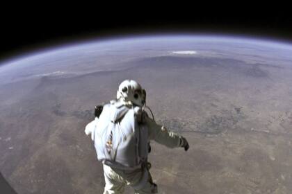 El momento clave en el que Baumgartner sale al exterior de la cápsula, a 39.000 metros de altura