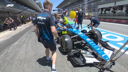 El momento complicado de Carlos Sainz en la salida durante la primera práctica libre del viernes