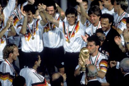 El momento cumbre: como capitán de Alemania, Lothar Matthäus recibe la Copa del Mundo en Italia 90