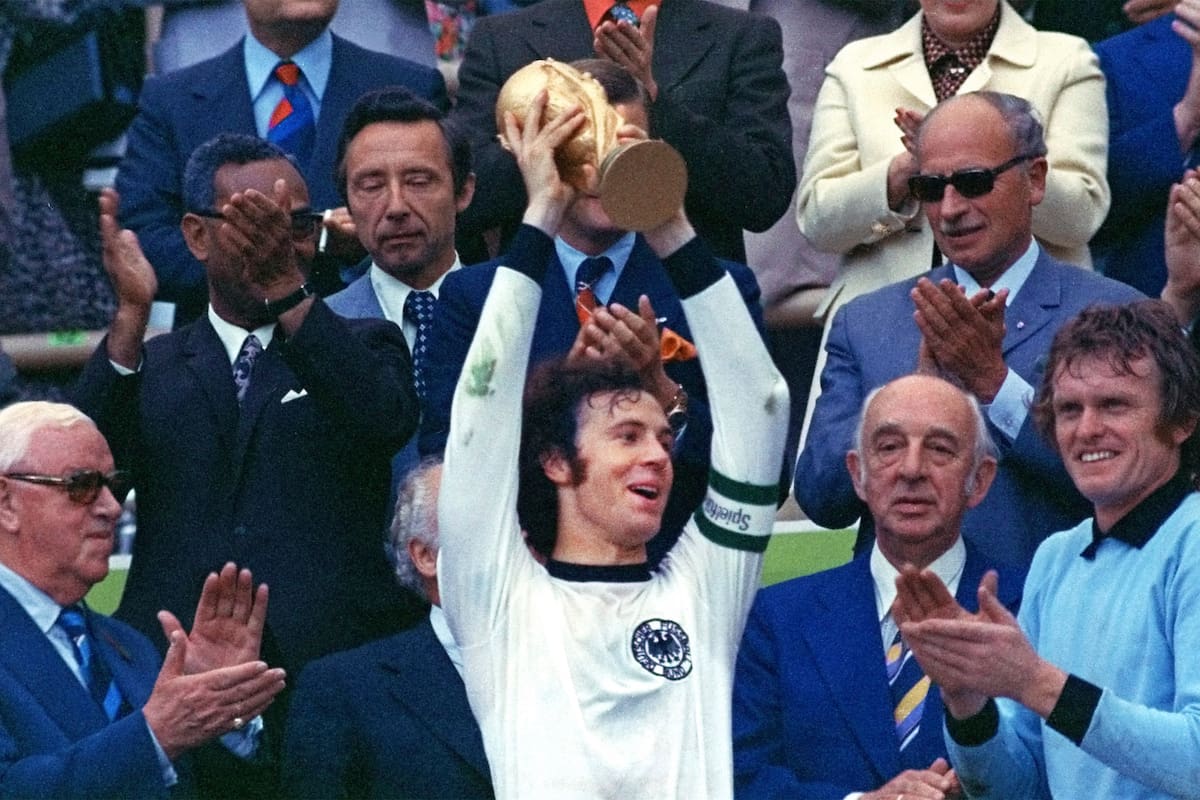 El momento cumbre en la carrera de Franz Beckenbauer como futbolista: el Kaiser levanta la copa del mundo en el estadio Olímpico de Munich, tras la victoria 2-1 de Alemania sobre Holanda