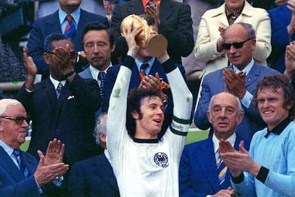 El momento cumbre en la carrera de Franz Beckenbauer como futbolista: el Kaiser levanta la copa del mundo en el estadio Olímpico de Munich, tras la victoria 2-1 de Alemania sobre Holanda