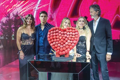 El momento de cortar la torta. De izquierda a derecha: Romina y Gerónimo, el papá de Paloma y su pareja, Paloma, su mamá, Flor, también junto a su pareja, Eduardo Celasco