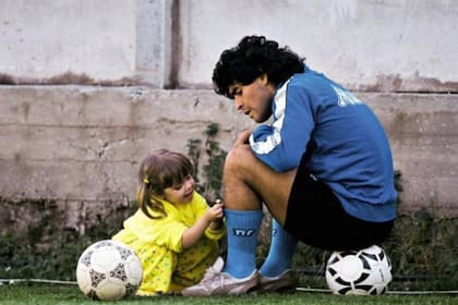 El momento de Dalma con las margaritas y su papá Maradona se convirtió en una de las fotografías más icónicas del 10