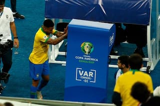 Descontrol. La reacción contra el VAR del brasileño Gabriel Jesús en la final