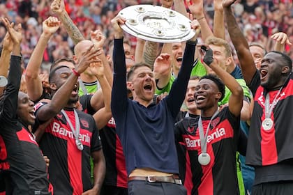 El momento de gloria en Leverkusen: Alonso levanta el trofeo de campeón de la Bundesliga en 2024