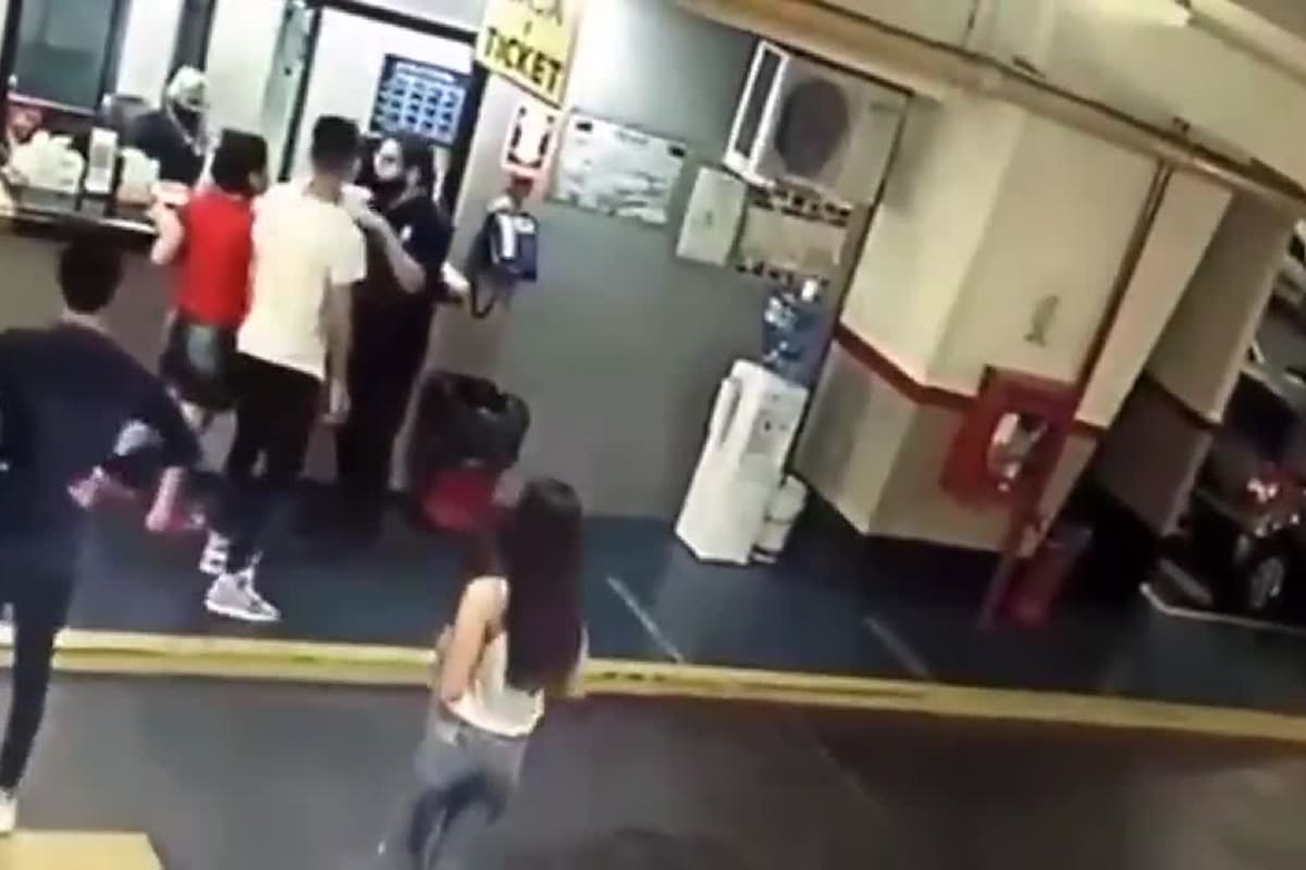 El momento de la agresión a Arturo López