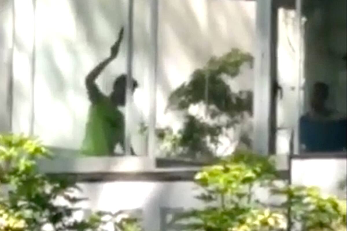 El momento de la agresión a dos profesoras de baile