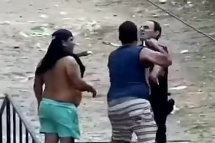 El momento de la agresión del automovilista a un sargento de la policía bonaerense, al que le fracturó la mandíbula