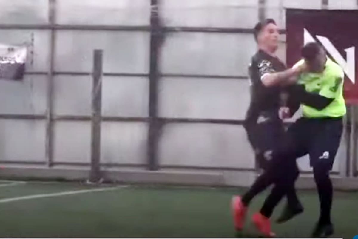 El momento de la agresión en un torneo de fútbol amateur