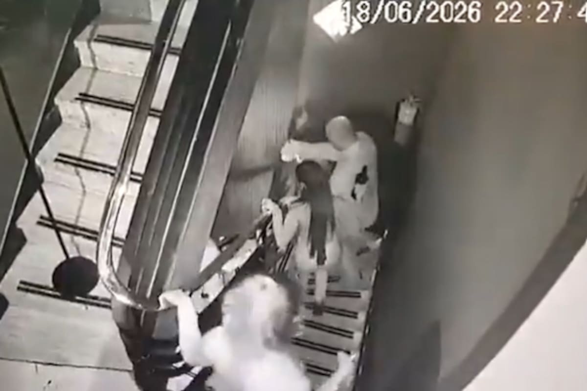 El momento de la agresión fue capturado por las cámaras de seguridad del lugar